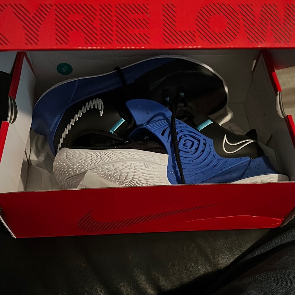 Kyrie low 3 / Nike basketball